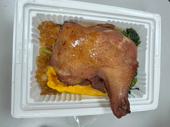 Convenience Store's NT$99 Chicken Leg Bento Sparks Heated Discussion Among Diners: "Cheaper Than Bento Shops"